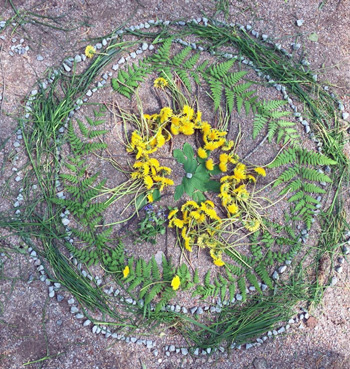 Mandala av blommor och blad. Foto: Almtunaskolan